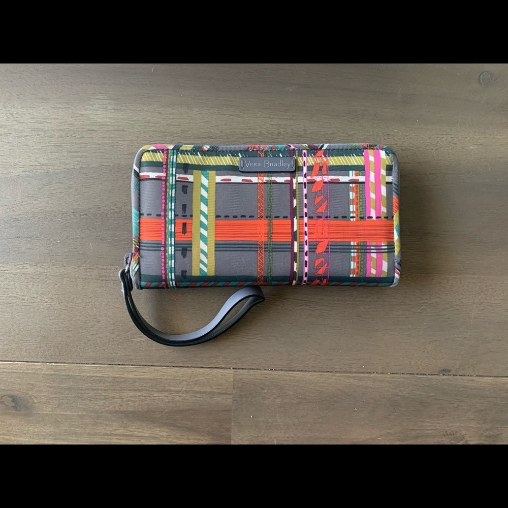 Vera Bradley Zip around wristlet wallet like new